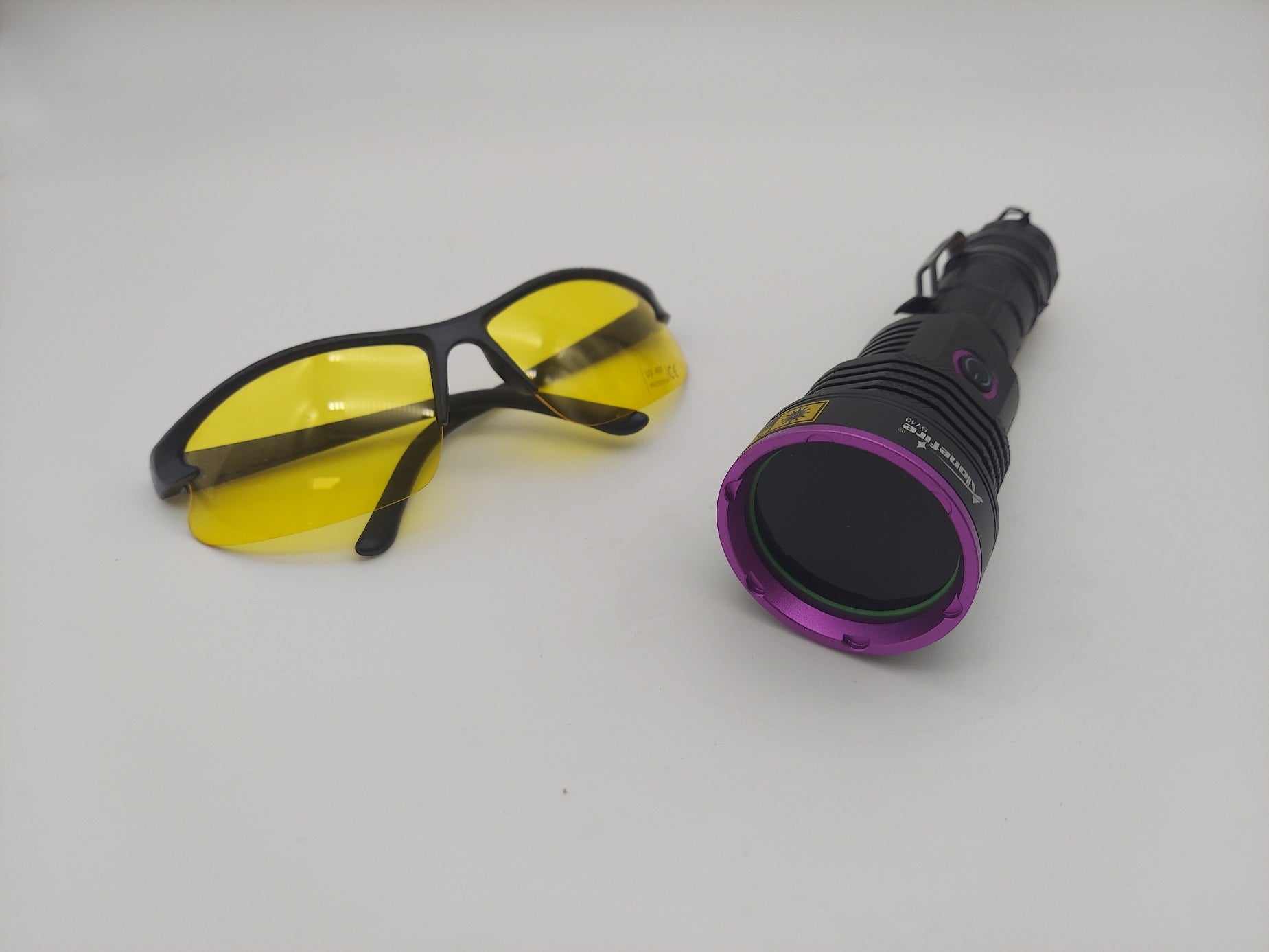 AMS45000 High Intensity UV Flashlight with Wall Charger & AirMax